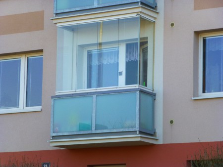 Detail zábradlí zaskleného balkónu.