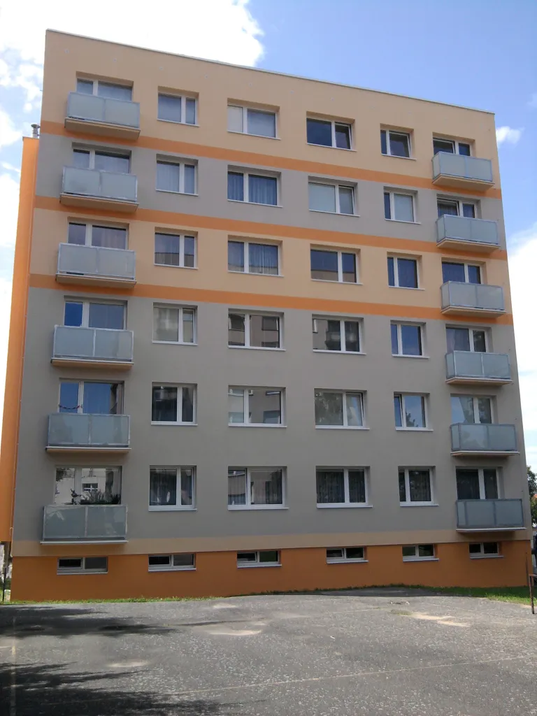 Prosklené balkonové zábradlí s kovovou konstrukcí na bytovém domě