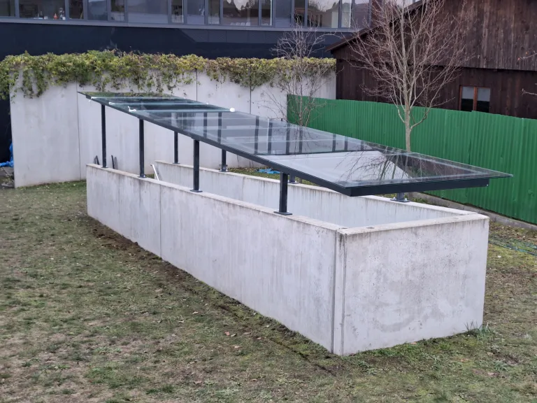 Kovová konstrukce zastřešení a zábradlí u veřejné stavby