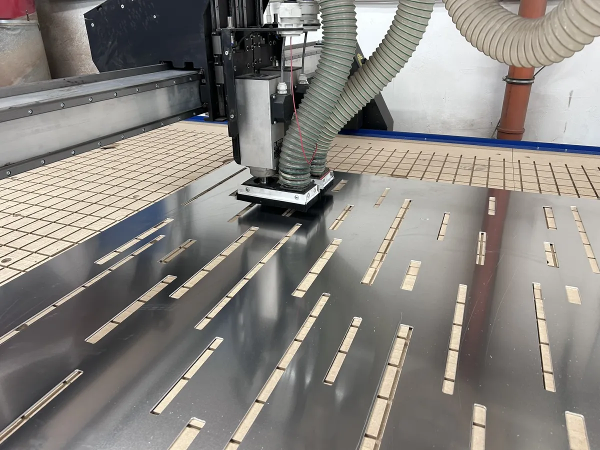 CNC obrábění deskového materiálu v dílně MetCon