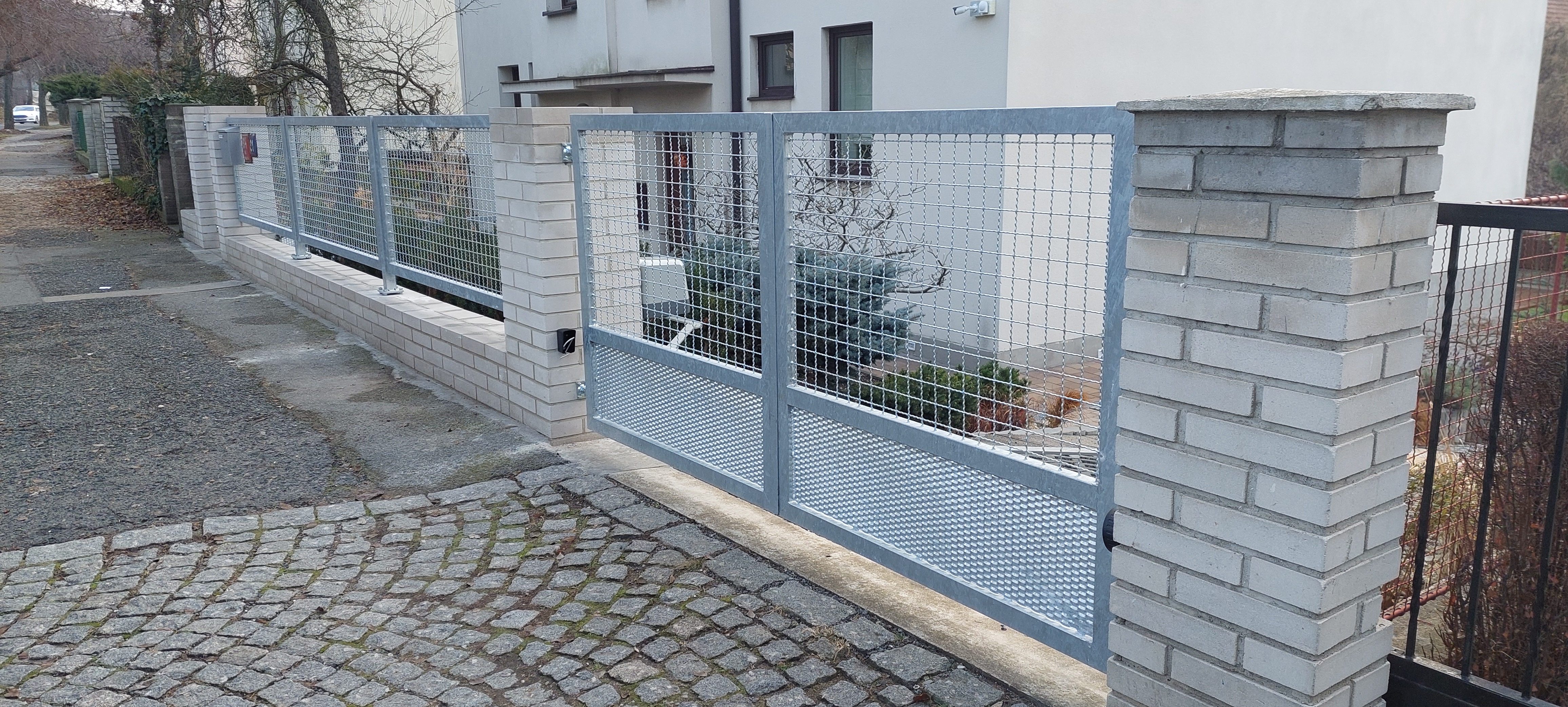 Kovová brána a oplocení po dokončené montáži